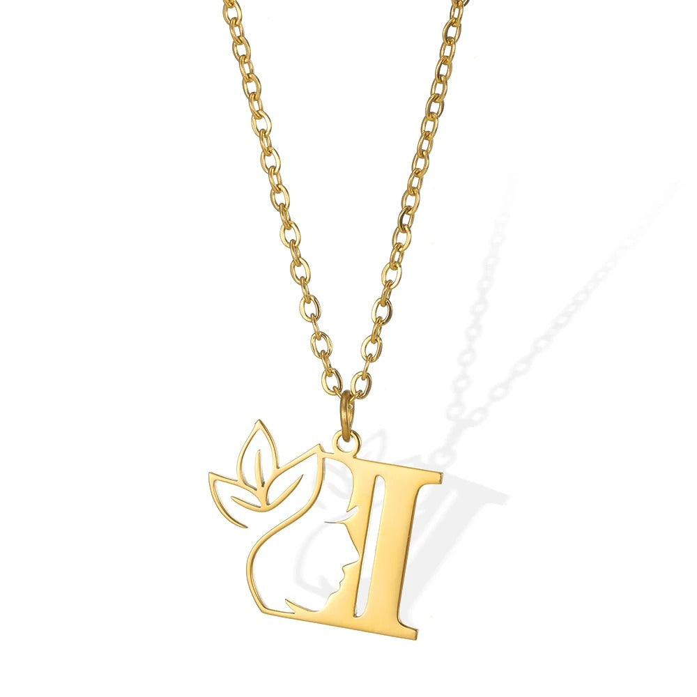 I: Impressive gold necklace with an 'I' pendant and a beautifully detailed leaflet.