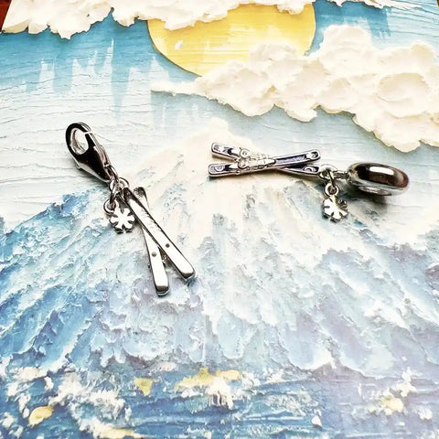Ski-themed charm pendants.
